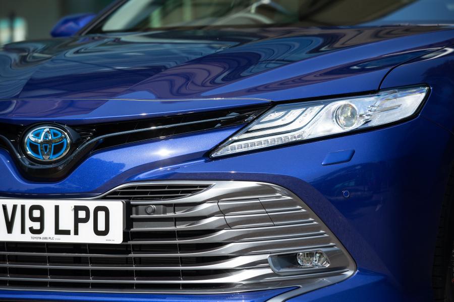 Детали экстерьера Toyota Camry Hybrid 2019 года  (UK) (фото 15 из 40)